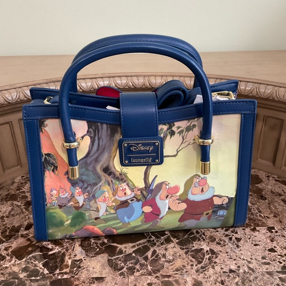 👛Disney Loungefly Snow White and the Seven Dwarfs Crossbody Bag - Picture 6 of 10